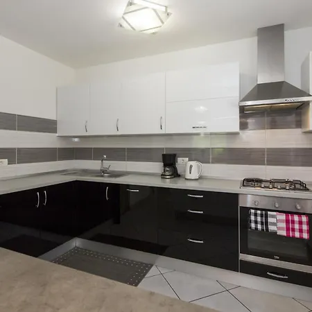 Family Friendly House With A Swimming Pool Kapelica, - 24509 Casa vacanze